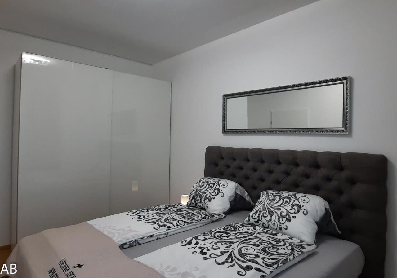Superior Apartment & Rooftop Pool Wenen Buitenkant foto